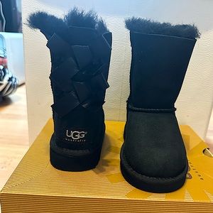 NEVER WORN Ugg boots with bows - Toddler Size 6